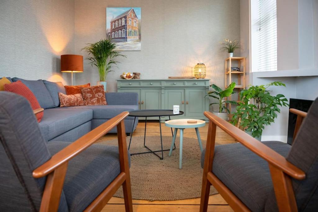 Sfeervol Verblijf In Oude Gemeentehuis Eenrum. Extérieur photo