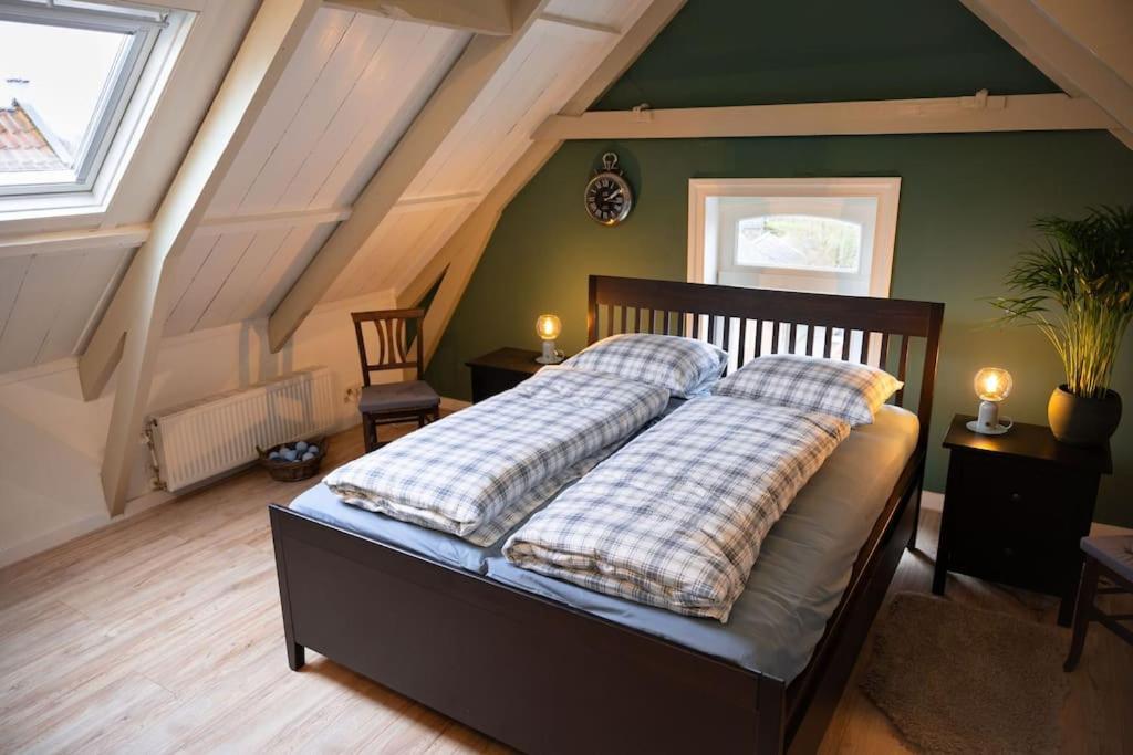 Sfeervol Verblijf In Oude Gemeentehuis Eenrum. Extérieur photo