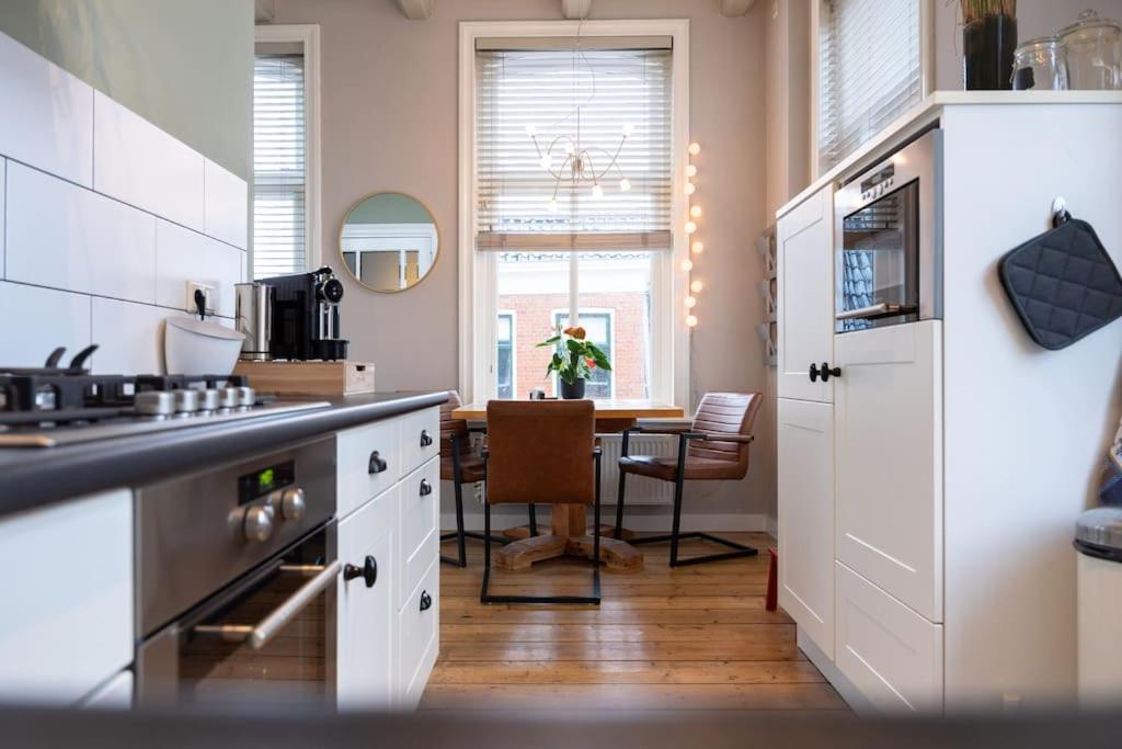 Sfeervol Verblijf In Oude Gemeentehuis Eenrum. Extérieur photo