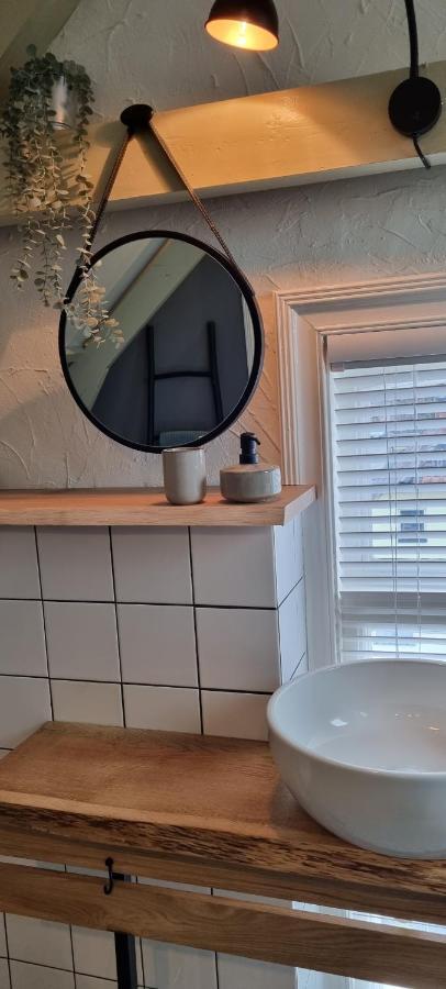 Sfeervol Verblijf In Oude Gemeentehuis Eenrum. Extérieur photo